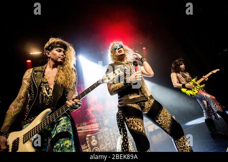 Copenaghen, Danimarca. 31 gennaio 2018. La band americana Glam Metal Steel Panther si esibisce in un concerto dal vivo presso il VEGA di Copenaghen. Qui il cantante Michael Starr è visto dal vivo sul palco con il chitarrista Satchel (R) e il bassista Lexxi Foxx (L). (Photo credit: Gonzales Photo - Lasse Lagoni). Foto Stock