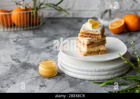 Barrette di limone fatte in casa sulla pasta da forno. Dessert estivo leggero al limone. Foto Stock