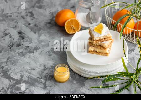 Barrette di limone fatte in casa sulla pasta da forno. Dessert estivo leggero al limone. Foto Stock