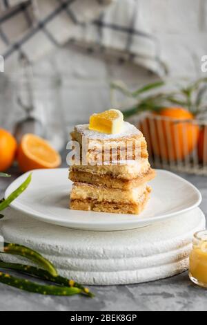 Barrette di limone fatte in casa sulla pasta da forno. Dessert estivo leggero al limone. Foto Stock