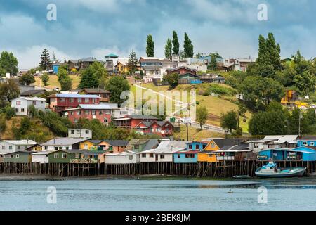 Tradizionale Palafitte noto come Palafitos in Castro, Isola di Chiloe, Cile Foto Stock