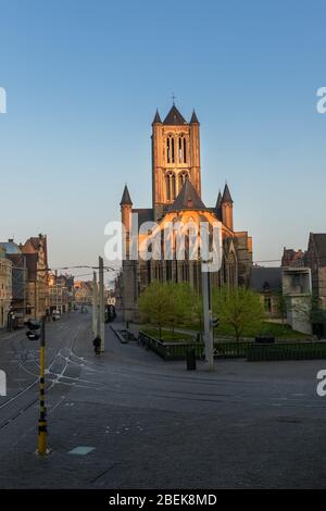 Gand, Belgio 9 aprile 2020 - la chiesa di San Nicola vista dalle scale del Belfry Foto Stock