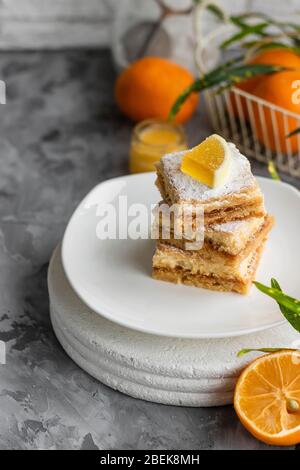 Barrette di limone fatte in casa sulla pasta da forno. Dessert estivo leggero al limone. Foto Stock