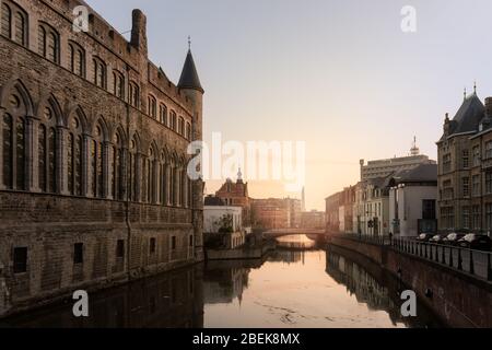 Gand, Belgio 9 aprile 2020 - il Castello di Gerald il Diavolo all'alba Foto Stock