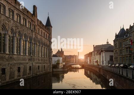 Gand, Belgio 9 aprile 2020 - il Castello di Gerald il Diavolo all'alba Foto Stock