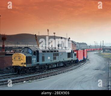 1987, trasporto ferroviario del carbone tra Coed Bach e il porto di Swansea, Galles del Sud, Regno Unito Foto Stock