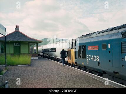 1987 trasporto di merci sulla West Highland Railway, Scottish Highlands, Regno Unito Foto Stock