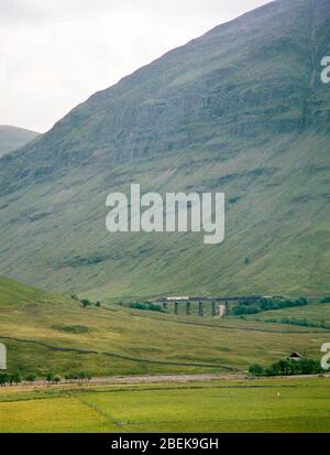 1987 trasporto di merci sulla West Highland Railway, Scottish Highlands, Regno Unito Foto Stock