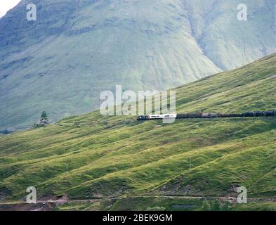 1987 trasporto di merci sulla West Highland Railway, Scottish Highlands, Regno Unito Foto Stock