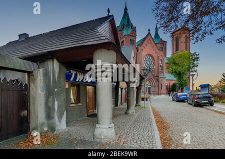 Czeladz, provincia della Slesia, Polonia. casa porticata del xviii secolo nel quartiere storico della città. Chiesa di San Stanislao sullo sfondo. Foto Stock