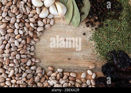 Piatto di fagioli di pinto, aglio, foglie di alloro, pepe, epazote essiccata e peperoni di poblano. Foto Stock