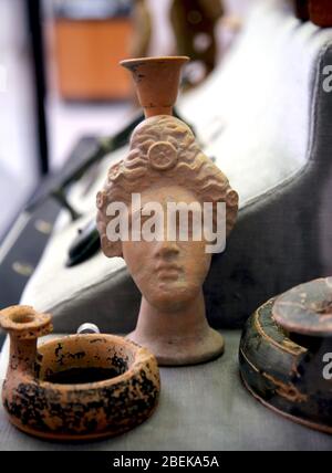 Vaso per oli profumati (lekythos) sotto forma di testa femmina. iv sec. BC.Terracotta, Paestum. Museo di Paestum, Campania, Italia. Foto Stock