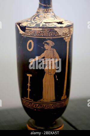 La terracotta lekythos (olio pallone). Cultura: greco, soffitta. Dimensioni:  H. 13 3/8 in. (34 cm); larghezza 4 1/2 in. (11,4 cm); diametro di piede 3  1/4 in. (8,3 cm) di diametro della