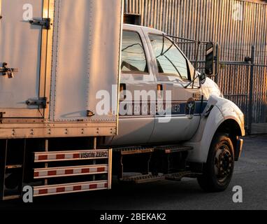 New York, Stati Uniti. 14 Aprile 2020. New York, NY - 14 aprile 2020: Medico Examiner camion refrigerato visto prima caricato su traghetto da City Island a Hart Island dove non reclamato corpi COVID-19 sono sepolti (foto di Lev Radin/Pacific Press) Credit: Pacific Press Agency / Alamy Live News Foto Stock