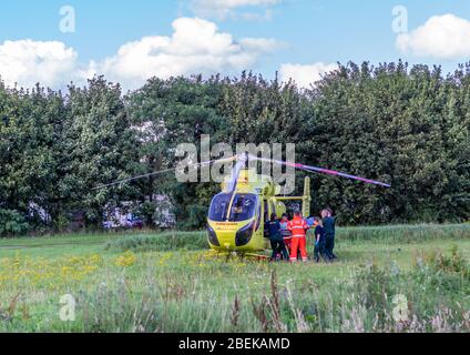 Pocklington, East Yorkshire, UK, 08/26/2015 - le mediche caricano una persona ferita dentro all'ambulanza dell'aria Foto Stock