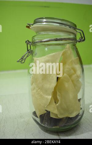 Poppadum, è un piatto sottile e fresco a forma di disco, tipicamente a base di un impasto stagionato di solito fatto di farina di grammo nero pelata (farina URAD), fritto o coo Foto Stock