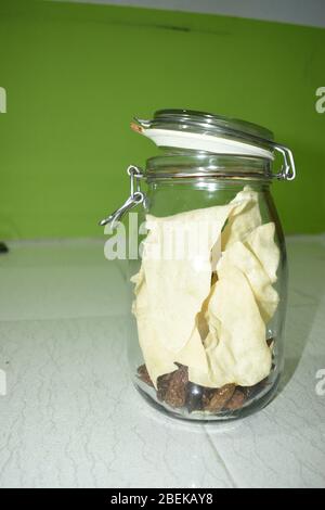 Poppadum, è un piatto sottile e fresco a forma di disco, tipicamente a base di un impasto stagionato di solito fatto di farina di grammo nero pelata (farina URAD), fritto o coo Foto Stock