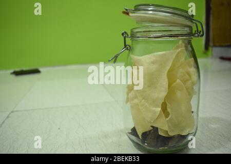 Poppadum, è un piatto sottile e fresco a forma di disco, tipicamente a base di un impasto stagionato di solito fatto di farina di grammo nero pelata (farina URAD), fritto o coo Foto Stock