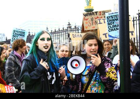 DIMOSTRAZIONE DEL CAMBIAMENTO DI SISTEMA E NON DEL CAMBIAMENTO CLIMATICO WESTMINSTER BRIDGE, LONDRA, REGNO UNITO. STUDENTI E ALTRI CON PROBLEMI CLIMATICI E DI POLITICA GOVERNATIVA. LA POLIZIA METROPOLITANA MANTIENE IN ORDINE I DIMOSTRANTI. LEGGE E ORDINE. CONTROLLO DELLA FOLLA. ATTIVISTI. Foto Stock