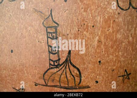 Vista da vicino della moschea disegnata da un bambino con vernice nera in marrone di sfondo door.Day fotografia con fotocamera Nikon il 2020 aprile. Foto Stock