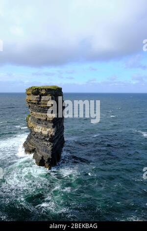 Il famoso stack di roccia di Downpatrick Head, Knockaun, Ballycastle, Co. Mayo, Irlanda. E' uno dei luoghi più spettacolari d'Irlanda. Foto Stock