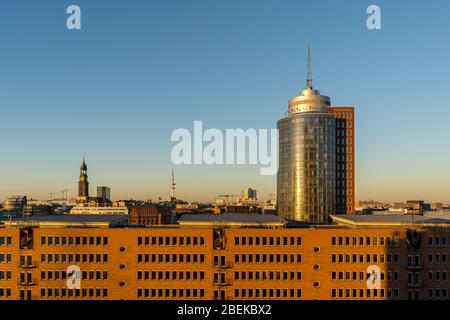 Vista panoramica del porto di Amburgo nella città di Hafen sul fiume Elba al tramonto/crepuscolo dalla terrazza panoramica dell'Elbphilharmonie Foto Stock