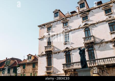 Città vecchia piazza di frutta in Split, Croazia Foto Stock