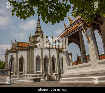 Bangkok, Thailandia - 29 Febbraio 2020: Edifici nella corte del grande palazzo, Bangkok, Thailandia. Foto Stock