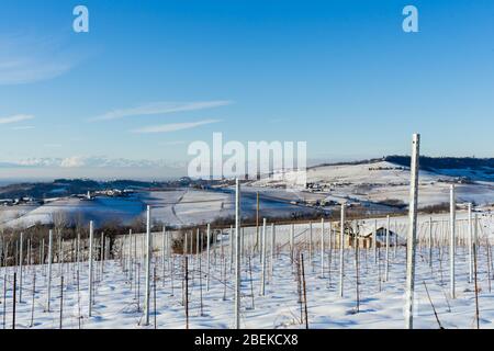 Le colline delle Langhe coperte da neve piemonte - Italia Foto Stock