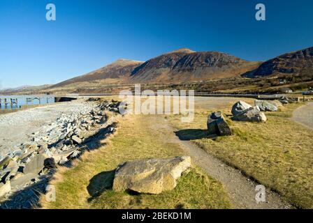 Gyrn Goch e Gyrn Ddu montagne dal porto, Trefor, Lleyn Peninsula, Gwynedd, il Galles del Nord. Foto Stock