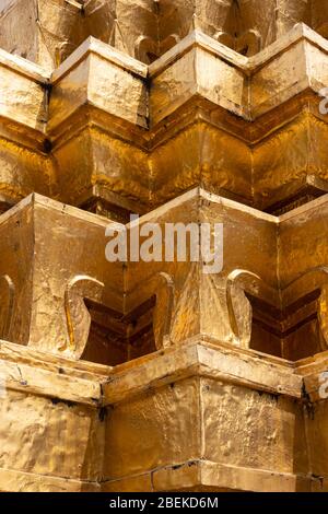 Bangkok, Thailandia - 29 Febbraio 2020: Decorazioni dorate nella corte del grande palazzo, Bangkok. Foto Stock