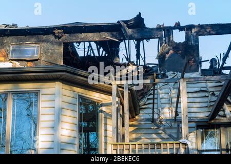 Frammento della casa bruciata dopo il fuoco in una casa di legno Foto Stock