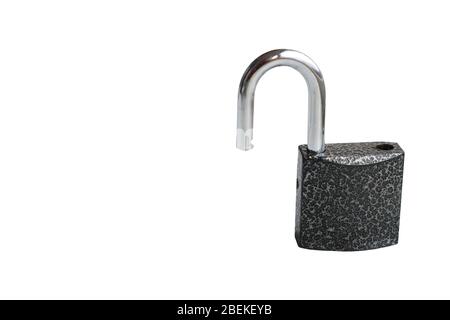 Aprire il lucchetto in ferro. Resistente al furto. Isolato. Primo piano. Foto Stock