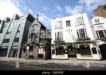 Brighton, Regno Unito. 14 Aprile 2020. Le strade e le strade rimangono molto tranquille il giorno 30 del Lockdown nel Regno Unito. Credit: James Boardman/Alamy Live News Foto Stock