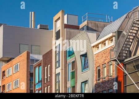 Fila di case olandesi sui canali di recente costruzione ad Amsterdam, Paesi Bassi Foto Stock