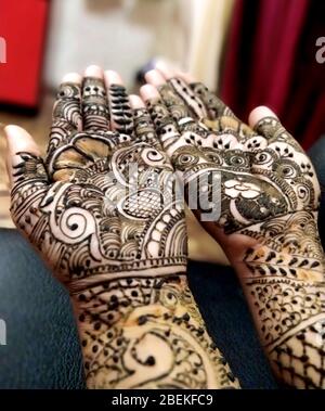 Splendidamente decorate mani indiane con mehandi fatto tipicamente per matrimoni Foto Stock