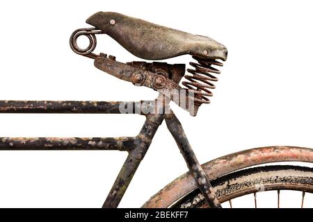 Particolare di un'antica bicicletta arrugginita con sedile in pelle isolato su fondo bianco Foto Stock