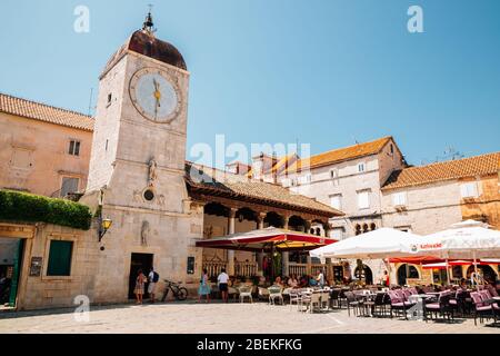 Trogir, Croazia - 6 luglio 2019 : Piazza della città vecchia di Trogir e torre dell'orologio Foto Stock