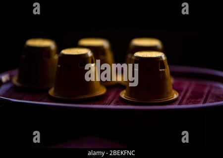 cialde nespresso in una macchina per il caffè con accessori da cucina Foto Stock