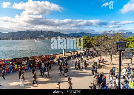 Miyajima per la vacanza di Capodanno giapponese Hatsumode Foto Stock