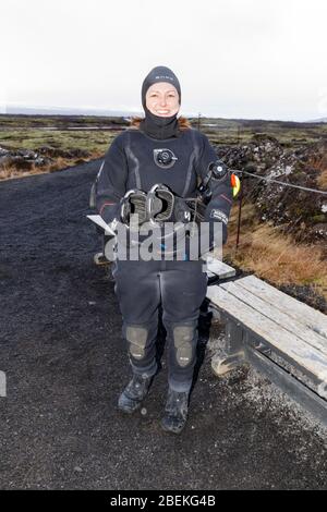 Subacquei a Silfra Rift, il luogo dove sono divise le placche tettoniche eurasiatica e americana Foto Stock