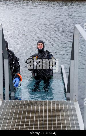 Subacquei a Silfra Rift, il luogo dove sono divise le placche tettoniche eurasiatica e americana Foto Stock