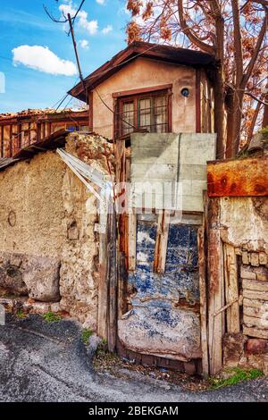 Casa storica abbandonata ad Ankara, Ulus, Turchia Foto Stock