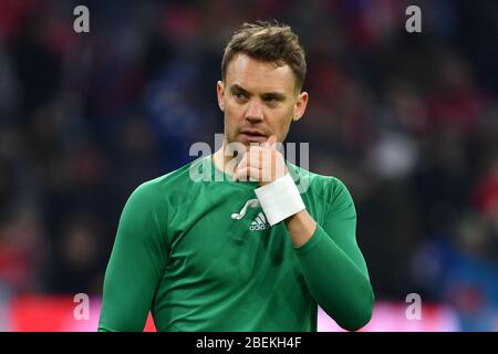 Oltre 20 milioni di euro di prestito annuale? Con questa enorme domanda, si dice che il capitano del Bayern Monaco Manuel Neuer abbia arrabbiato per il momento i responsabili del Bayern. Archivio foto: Finale jubilation Manuel NEUER (goalwart FC Bayern Monaco), gesto, scettico, azione, immagine singola, singolo motivo tagliato, mezza figura, metà figura. Calcio 1.Bundesliga, 19° giorno di partita, matchday19, FC Bayern Monaco (M) -FC Schalke 04 (GE) 5-0, il 25 gennaio 2020 a Muenchen ALLIANZARENA, LE NORMATIVE DFL VIETANO QUALSIASI USO DI FOTOGRAFIE COME SEQUENZE DI IMMAGINI E/O QUASI-VIDEO. ¬ | utilizzo in tutto il mondo Foto Stock