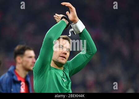 Oltre 20 milioni di euro di prestito annuale? Con questa enorme domanda, si dice che il capitano del Bayern Monaco Manuel Neuer abbia arrabbiato per il momento i responsabili del Bayern. Foto d'archivio: Jubilation finale Manuel NEUER (goalwart FC Bayern Monaco), applaudito. Azione, immagine singola, motivo singolo tagliato, metà figura, metà figura. Calcio 1.Bundesliga, 19° giorno di partita, matchday19, FC Bayern Monaco (M) -FC Schalke 04 (GE) 5-0, il 25 gennaio 2020 a Muenchen ALLIANZARENA, LE NORMATIVE DFL VIETANO QUALSIASI USO DI FOTOGRAFIE COME SEQUENZE DI IMMAGINI E/O QUASI-VIDEO. ¬ | utilizzo in tutto il mondo Foto Stock