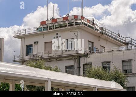 Aeroporto di Ciampino controllo del traffico Torre di giorno vista a basso angolo. Aeroporto G. B. Pastine ATC Building, voli di servizio da o per Roma, Italia. Foto Stock