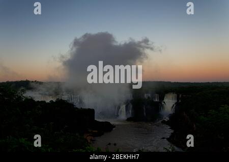 Pennacchio di nebbia che si innalza dalle cascate di Iguacu all'alba di mattina presto, Brasile Foto Stock