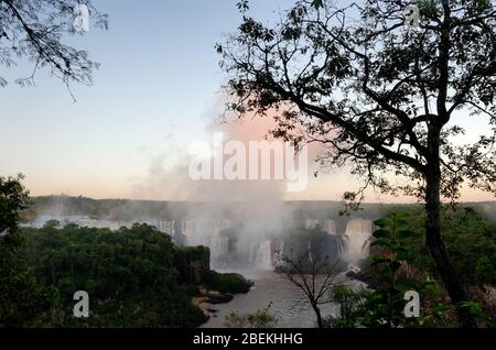 Pennacchio di nebbia che si innalza dalle cascate di Iguacu all'alba di mattina presto, Brasile Foto Stock