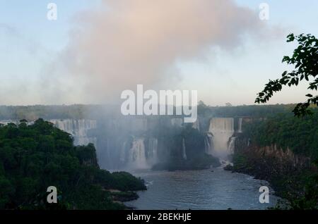 Pennacchio di nebbia che si innalza dalle cascate di Iguacu all'alba di mattina presto, Brasile Foto Stock