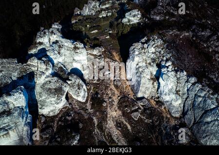 Vista dall'alto in basso/ Vista aerea sulle rocce calcaree sul monte Kołoczek a Podlesice (Upland Cracow - Czestochowa, Wyżyna Krakowsko - Czestochowska) Foto Stock